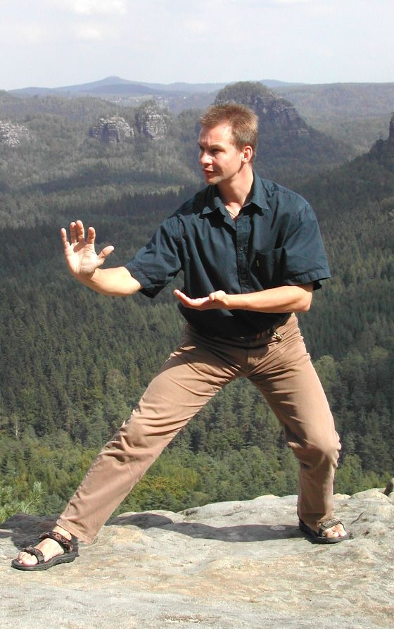 Dietrich Rowek beim Tai Chi im Elbsandsteingebirge