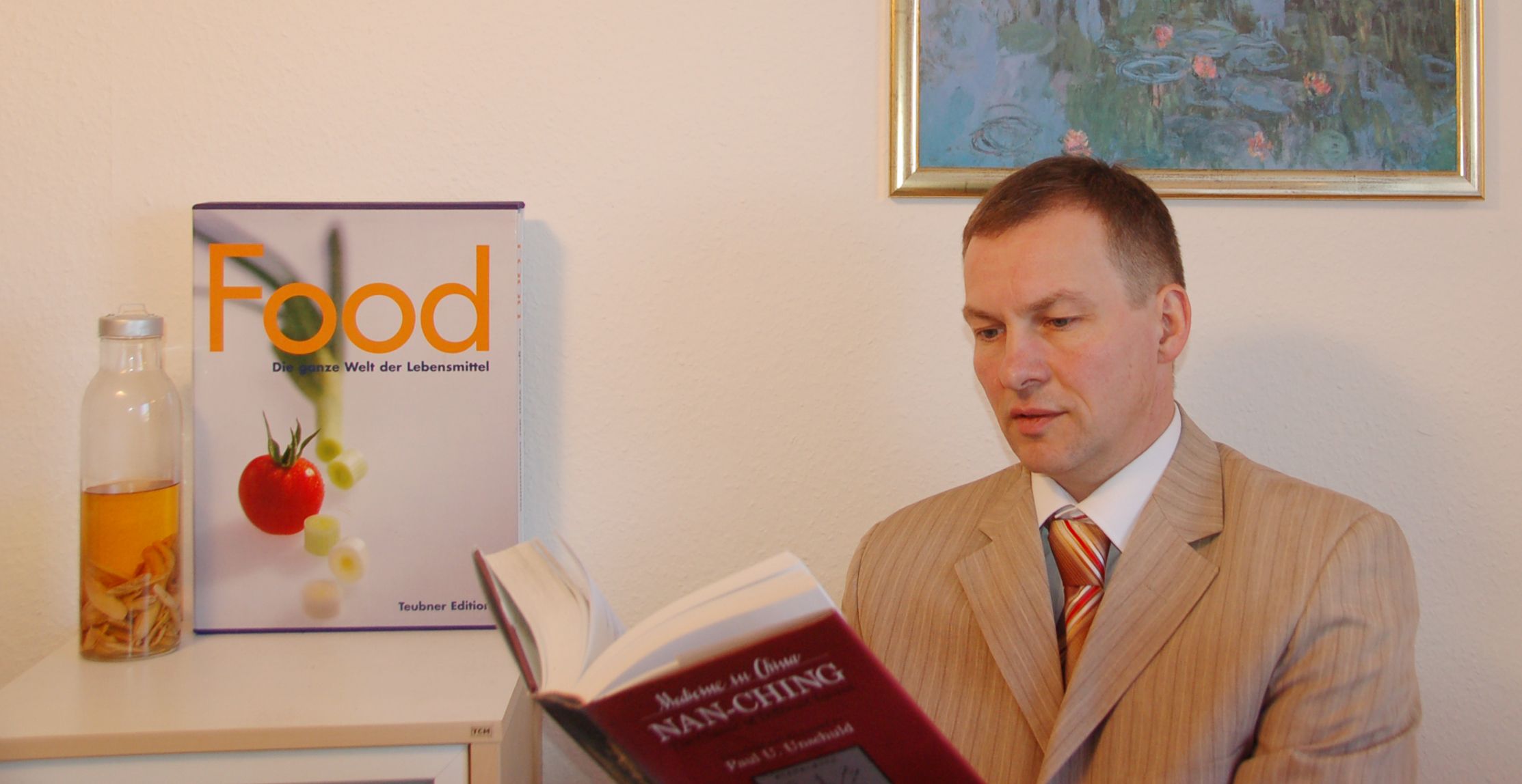 Dietrich Rowek mit Fachbüchern zur chinesischen Ernährungslehre