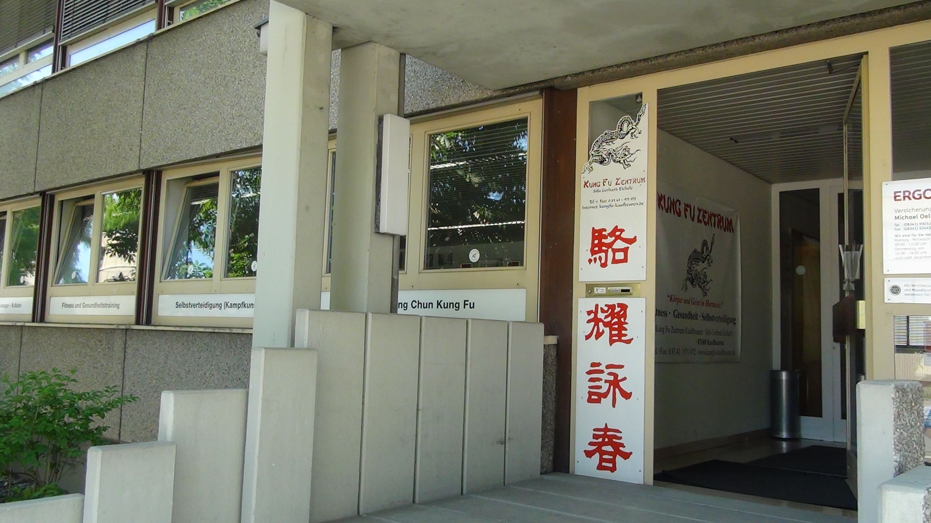 Eingang zum Kung Fu Zentrum und zur Praxis, Neugablonzer Str. 17