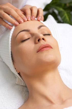 Massage am Kopf