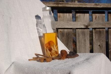Kräuteransatz in einer Flasche