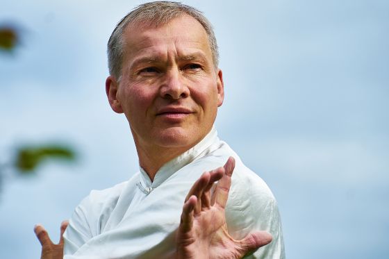 Dietrich Rowek bei einer Ba-Gua-Bewegung