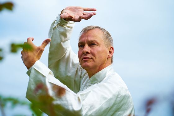 Dietrich Rowek in einer Tai-Chi-Haltung
