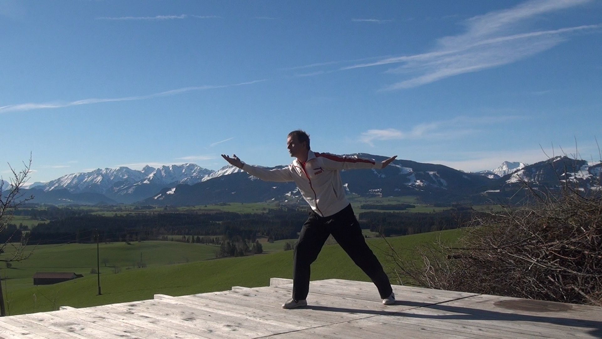 Dietrich Rowek zeigt eine Qigong-Übung für die Schultern