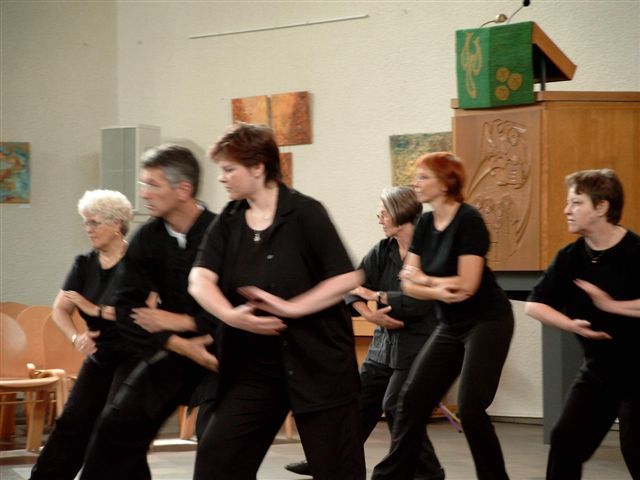 Tai-Chi-Gruppe in Bewegung