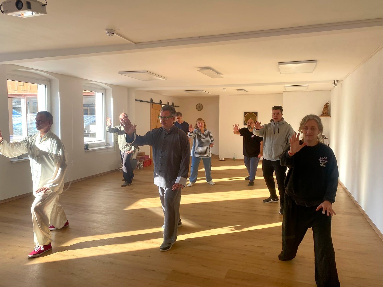 Tai-Chi-Gruppe übt im hellen Seminarraum in Hagen